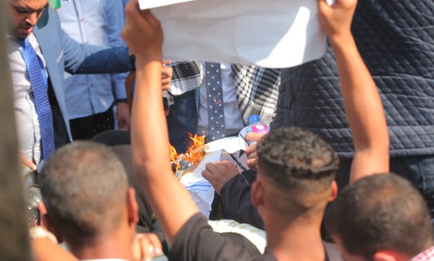محامون يحرقون العلم الإسرائيلى على سلالم النقابة تضامنا مع الشعب الفلسطينى