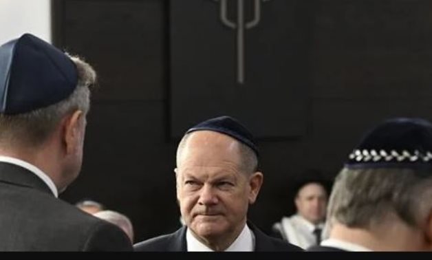  المستشار الألماني "شولتس" يرتدي القلنسوة اليهودية في افتتاح كنيس في ألمانيا