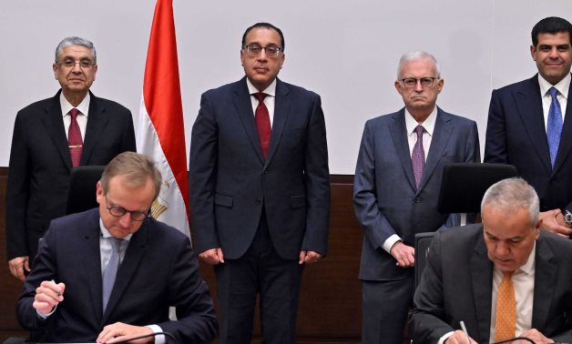 رئيس الوزراء يشهد التوقيع اتفاق إطارى مُلزم بين الحكومة المصرية وشركة "جلوبال أوتو" لتصنيع السيارات محليًا