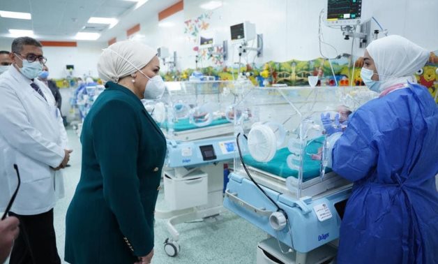 السيدة انتصار السيسى تزور أطفال فلسطين وتطمئن على رعايتهم بمستشفى العاصمة الإدارية