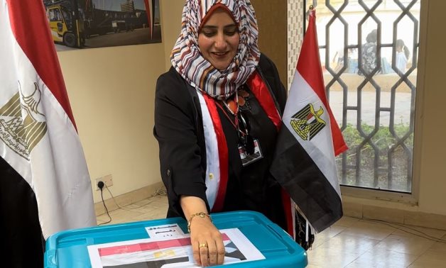 تزايد إقبال الناخبين فى مسقط.. وأعلام مصر تزين الطوابير أمام السفارة المصرية