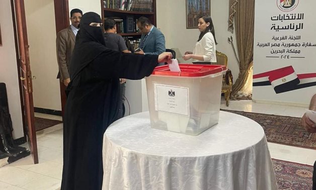 أشادوا بسهولة عملية التصويت والتنظيم الجيد.. إقبال كبير من المصريين بالبحرين على التصويت فى الانتخابات الرئاسية