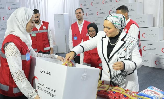 السيدة انتصار السيسى تتفقد الهلال الأحمر المصرى للاطلاع على مجهودات دعم غزة