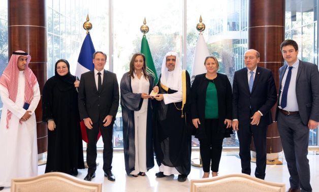 أمين عام رابطة العالم الإسلامى يلتقى وفدًا برلمانيًّا فرنسيًّا
