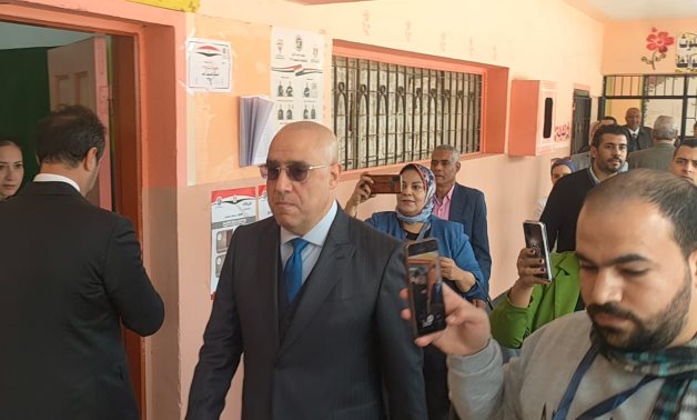 وزير الإسكان يدلي بصوته في الانتخابات الرئاسية 2024 بالقاهرة الجديدة 