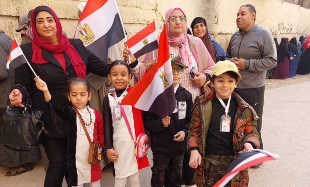 يرتدون علم مصر...الأطفال يزينون المشهد الانتخابي أمام لجان منشأه البكارى بالجيزة بالإعلام 