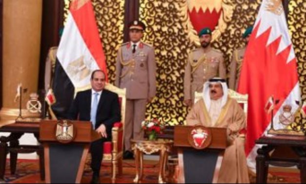 الرئيس السيسى وعاهل البحرين يستعرضان جهود التوصل لوقف إطلاق النار فى غزة