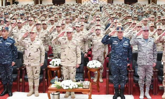 وزير الدفاع يلتقى بعدد من قادة وضباط القوات المسلحة 