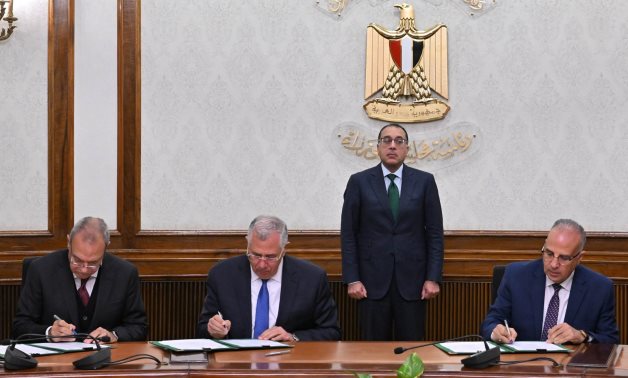 رئيس الوزراء يشهد توقيع بروتوكول تعاون بشأن الاستثمار المشترك بقرية "مرجانة" 