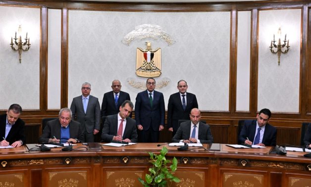 رئيس الوزراء يشهد توقيع 5 اتفاقيات إطارية للشراكة بين "اقتصادية قناة السويس" وعددٍ من شركات القطاع الخاص الصناعي 