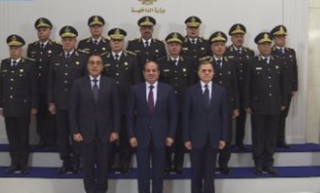 الرئيس السيسي يشارك أعضاء المجلس الأعلى للشرطة فى صورة تذكارية