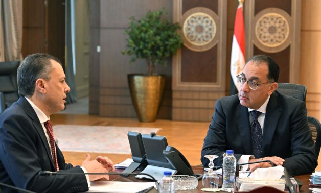 رئيس الوزراء يتابع مع وزير السياحة آليات زيادة أعداد السائحين الوافدين إلى مصر خلال العام الحالي