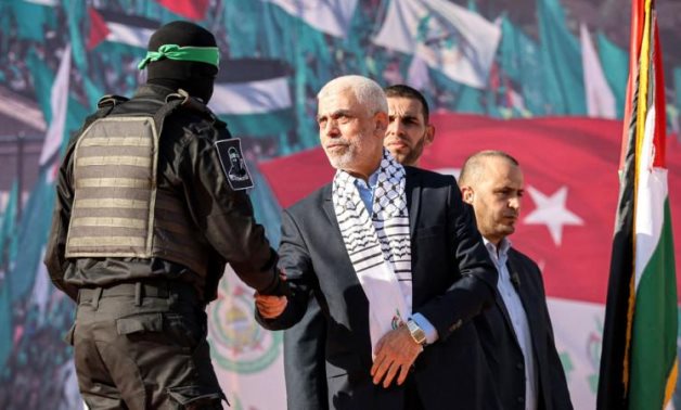 إسرائيل تروج لانقطاع الاتصال بين حماس والسنوار.. والحركة ترد: متواجد على رأس المقاومين