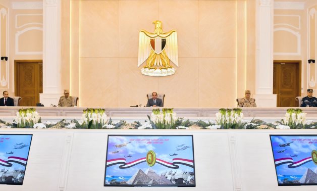 الرئيس السيسى يجتمع بوزير الدفاع ورئيس الأركان وعدد من قادة القوات المسلحة لبحث المستجدات الإقليمية والدولية 
