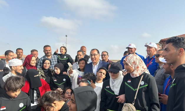 رئيس الوزراء يلتقط الصور التذكارية مع ذوى الهمم على شاطئ قادرون بدمياط 
