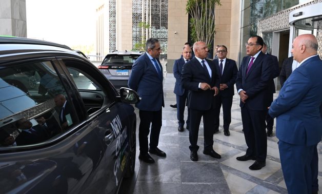رئيس الوزراء يتفقد سيارات التاكسى أمام مقر المجلس بالعاصمة الإدارية
