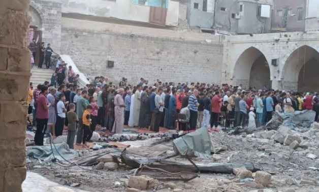 أهالى غزة يقضون عيد الأضحى بدون مظاهر والصلاة على أنقاض مسجد مدمر 