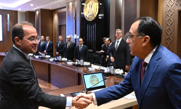 رئيس الحكومة للمصريين: اعطوا فرصة للوزراء الجدد للعمل ثم احكموا
