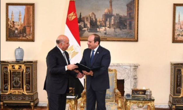رئيس جمهورية القمر المتحدة: لدينا رغبة أن نكون دولة ناشئة ومصر تمتلك الإمكانيات والخبرات لدعمنا ونثمن الدور القيادى للرئيس السيسى فى دعم الفلسطينيين ورفض التهجير.. ومفتى بلادى السابق "أبى الروحى" تعلم فى الأزهر