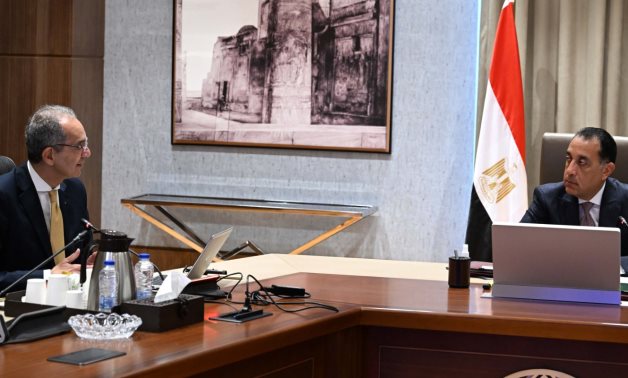 رئيس الوزراء يتابع مع وزير الاتصالات استعدادات تنفيذ قانون الرقم القومى العقارى