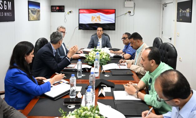 رئيس الوزراء يجتمع مع الرئيس التنفيذى لشركة "أنجلو جولد أشانتى"