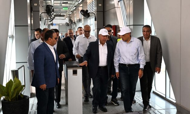 رئيس الوزراء خلال تفقد المرحلة الأولى من التشغيل التجريبى لمشروع الأتوبيس الترددي: أحد أهم مشروعات النقل الجماعى النظيفة صديقة البيئة التى تقدم خدمة مميزة للمواطنين.. والفريق كامل الوزير يكشف عن محطات التشغيل