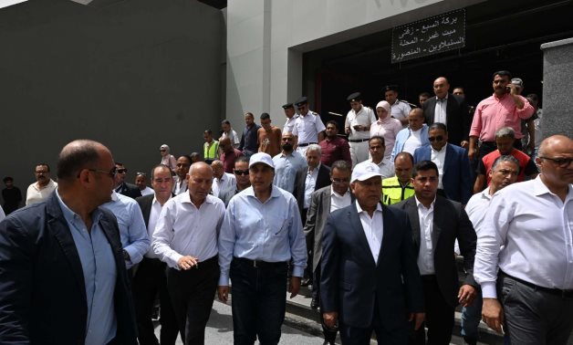 رئيس الوزراء يقطع خط سير جولته لتفقد موقف السلام النموذجي الجديد