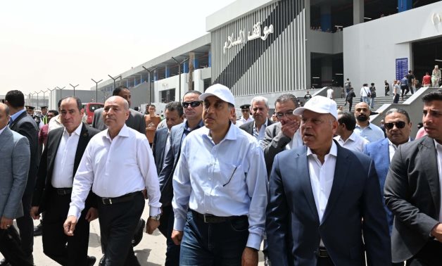 رئيس الوزراء يتفقد كوبري السيدة عائشة مع أعمال إزالته