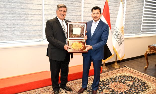 "الجبهة الوطنية" يهدى وزير الرياضة "درع تكريم" تقديرًا لدعمه للشباب والعمل المجتمعى