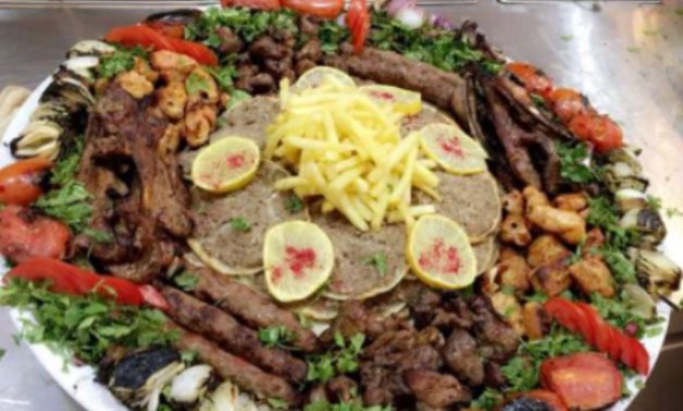 عيد الأضحى وسبوبة "المنيمم تشارج" لفرض الأتاوات.. محظور بالمطاعم وفقًا للقانون إلا فى هذه الحالة.. وأصحاب المحلات والكافيهات يستغلون الازدحام لزيادة الأسعار.. وجهاز حماية المستهلك يتصدى لها بالحبس والغرامة