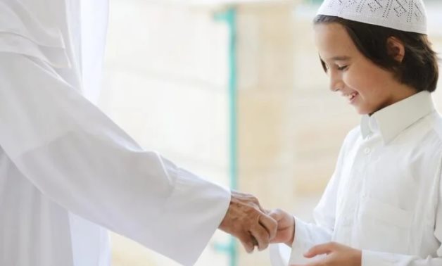 العيدية عبر الزمان تقاليد مستمرة وتحولات عصرية.. هدفها إدخال السرور على الأطفال والأهل والأحبة.. و3 أنواع للعيدية.. ودورها مهم من الناحية الاجتماعية والاقتصادية.. وخبير يوضح كيف تحولت من العيدية النقدية للرقمية