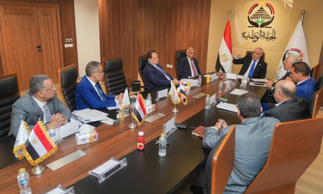 اجتماع لقيادات الجبهة الوطنية لمناقشة استعدادات الانتخابات البرلمانية.. الجزار: برنامج الحزب يجب أن يعبر عن طموحات المصريين والاحتياجات الجغرافية.. القصير: فاعليات فى المحافظات قريبًا للتجهيز للانتخابات.. صور