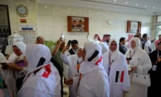 استعدادات مكثفة لبعثة الحج المصرية لتصعيد الحجاج إلى عرفات.. إجراءات صحية ووقائية لمواجهة الحرارة بالمشاعر المقدسة.. وسائل نقل حديثة ومخيمات مكيفة ورعاية طبية بين عرفة ومنى.. وفرق خاصة لمساعدة الحالات الإنسانية