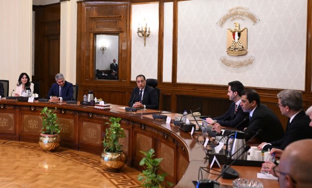 رئيس الوزراء يلتقي الرئيس الإقليمي لمجموعة فنادق "حياة" العالمية ورئيس مجلس إدارة شركة "أدد العقارية" 