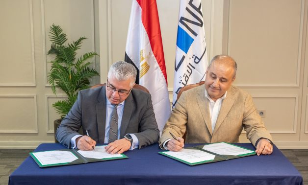 باستثمارات 20 مليون دولار.. "اقتصادية قناة السويس" توقع عقد مشروع تركى للمنسوجات الصناعية