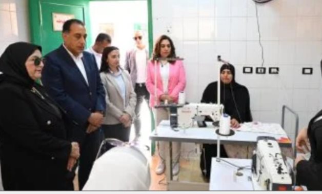 افتتحه رئيس الوزراء منذ أيام.. تعرف على مشروع مشغل البحراوية.. أطلقته حياة كريمة بالظهير الصحراوى للبحيرة.. يدرب النساء على المشغولات اليدوية وفن الأجرومى.. يستهدف تمكين المرأة الريفية اقتصاديا واجتماعيا