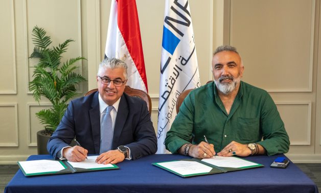 باستثمارات 20 مليون دولار أمريكي.. "اقتصادية قناة السويس" توقع عقد مشروع جديد لصناعة "الجينز"