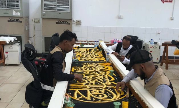 الكعبة المشرفة تكتسي ثوبها الجديد غدًا.. "برلمانى" يوثق مراحل تصنيعه.. عملية التصنيع تمر بمراحل دقيقة تبدأ بصباغة الحرير وتستمر 10 أشهر.. وزن الثوب 850 كيلوجرام.. و54 تطريزة مذهبة من آيات القرآن.. فيديو
