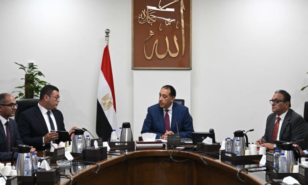 رئيس الوزراء يتابع إجراءات تنفيذ الخطة الاستراتيجية لتحلية مياه البحر