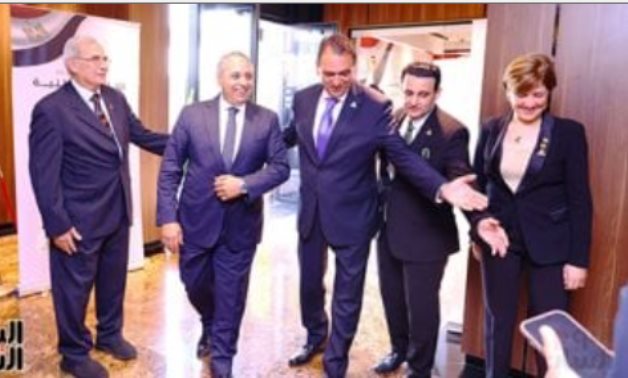 القائمة الوطنية من أجل مصر تتفق على مصلحة المواطن أولا.. الجبهة: المشاركة بالانتخابات تعبر عن قوة الدولة.. حماة الوطن: الحشود الكبيرة تثبت ممارسة الحقوق التشريعية.. و"المؤتمر": اختيار مرشحين يمثلون طموحات الشعب