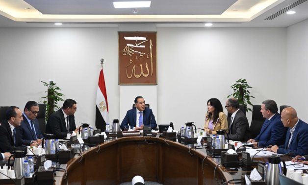 رئيس الوزراء يُتابع الخطة التنفيذية لمحطات تحلية مياه الساحل الشمالى الغربى