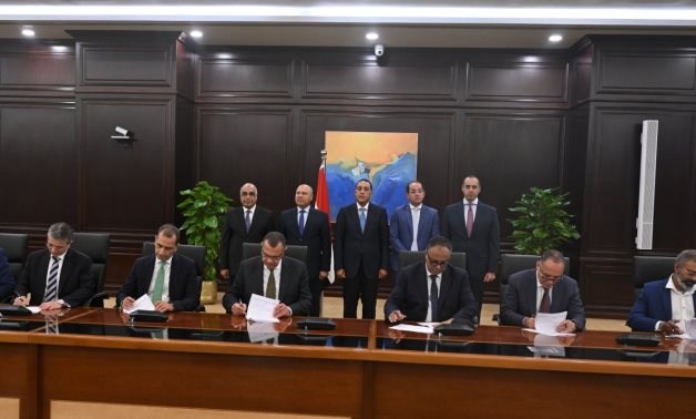 رئيس الوزراء يشهد توقيع عقدي تسوية ودية لمنازعات تتعلق بعدد من الشركات الاستثمارية