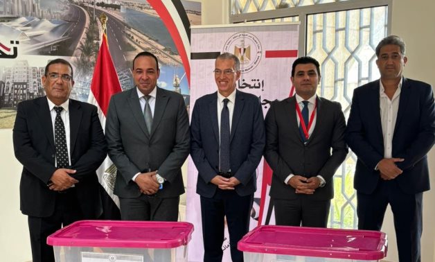 استمرار توافد أبناء الجالية المصرية بسلطنة عمان على السفارة للتصويت في انتخابات مجلس الشيوخ