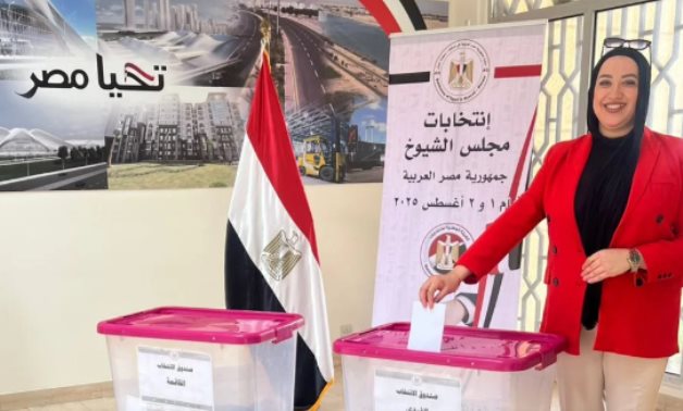 صور توافد المصريين بالكويت على مقر السفارة للتصويت فى انتخابات الشيوخ