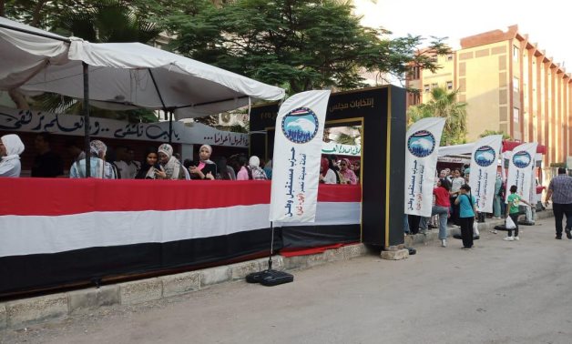 توافد المواطنين على اللجان فى قصر النيل والظاهر للتصويت فى انتخابات الشيوخ