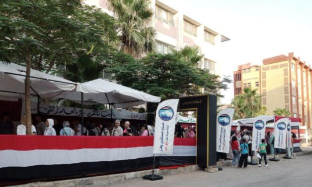 تزاحم المواطنين أمام اللجان بمدينة نصر للمشاركة فى انتخابات الشيوخ.. صور