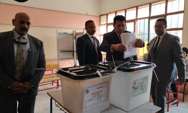 صور.. وزير الشباب والرياضة يدلي بصوته فى انتخابات مجلس الشيوخ بمدينة الشروق