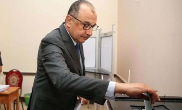 وزير قطاع الأعمال يُدلى بصوته فى انتخابات مجلس الشيوخ بالتجمع الخامس.. صور