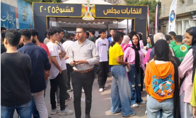 طوابير الشباب تتصدر الحشود الانتخابية بالزيتون فى انتخابات الشيوخ.. صور
