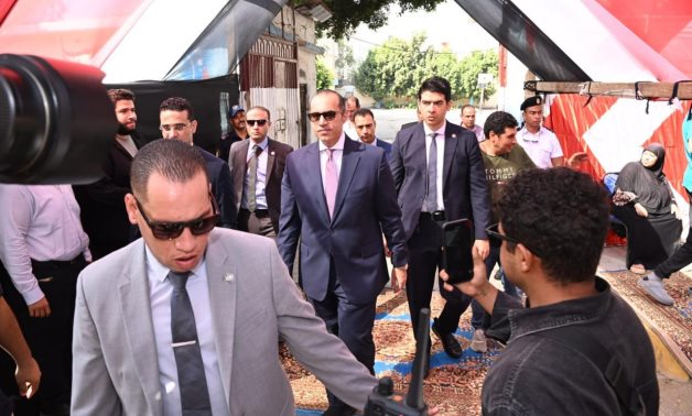 المستشار محمود فوزي وزير المجالس النيابية يدلي بصوته فى الهرم